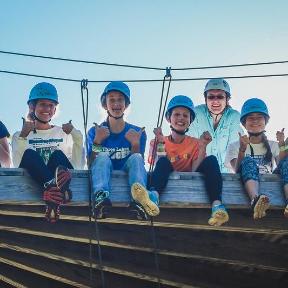 campers excitedly look at camera with thumbs up at HoneyRock