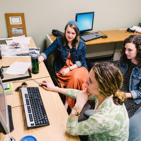 psychology majors students at Wheaton College looking at a computer